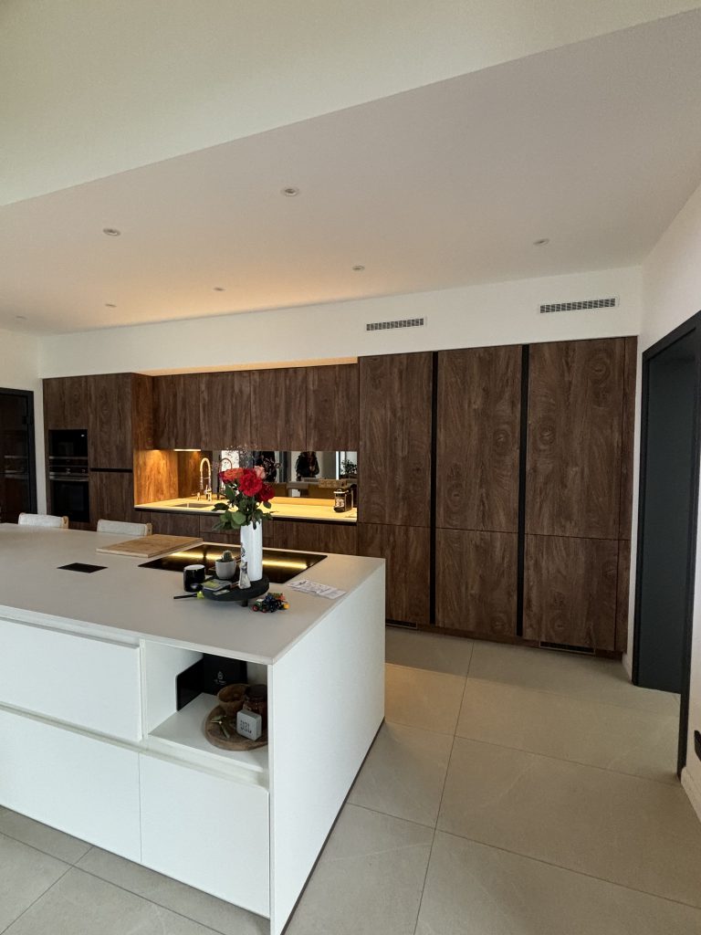 nouvelle cuisine meubles bois et îlot central