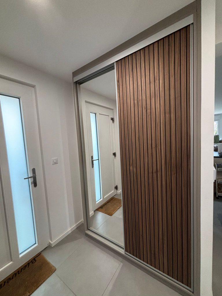 placard d'entrée en bois et miroir